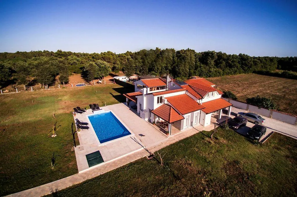 فيلا فودنيانفي Baskarad House